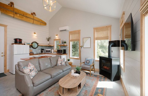 Wilmington Cabaña | Near Wrightsville Beach! Cozy, Coastal Cottage w/King Br~FirePit~Outdoor Shower.