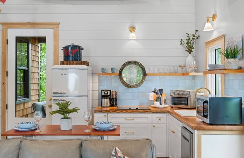 Wilmington Cabaña | Near Wrightsville Beach! Cozy, Coastal Cottage w/King Br~FirePit~Outdoor Shower.