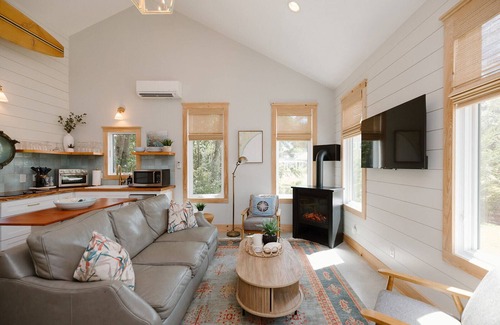 Wilmington Cabaña | Near Wrightsville Beach! Cozy, Coastal Cottage w/King Br~FirePit~Outdoor Shower.