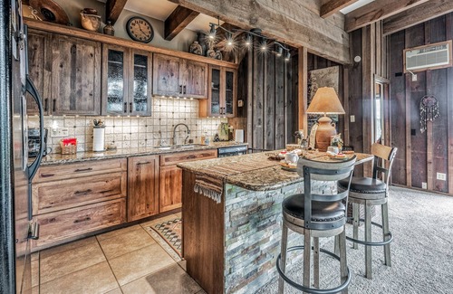 Alto Cabina | Neeley Mountain House, 2 habitaciones, capacidad para 4 personas, bañera de hidromasaje, chimenea de leña