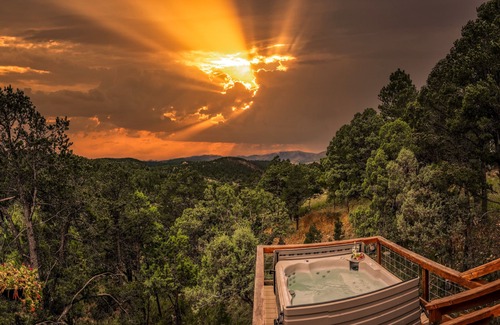 Alto Cabina | Neeley Mountain House, 2 habitaciones, capacidad para 4 personas, bañera de hidromasaje, chimenea de leña