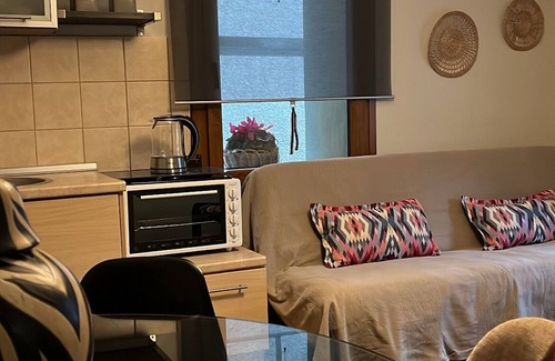Drama Casa | Casa de huéspedes de estilo neoclásico en planta baja con jardín y plaza de aparcamiento privado.