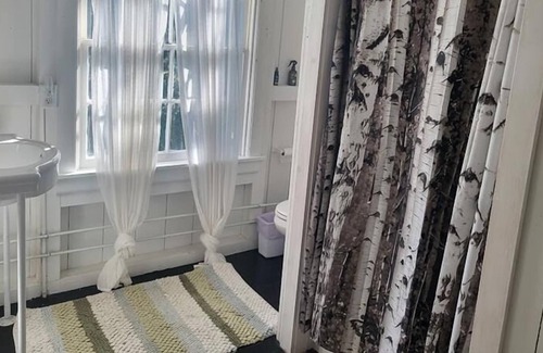 Eagles Mere Cabaña | Nestle en este clásico "Birchwood" Cottage Eagles Mere.