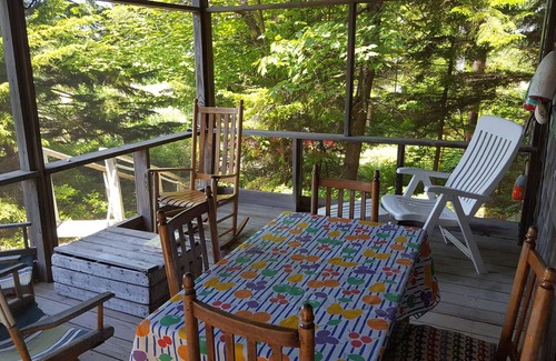 Friendship Cabaña | Enclavado en los árboles con vistas al mar