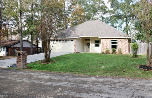 Montgomery Casa | Nestled near the tranquil shores of Lake Conroe