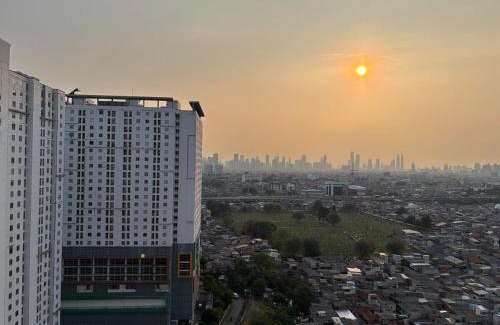 Jatinegara Apartamento | Netflix and Chill studio at Bassura City
