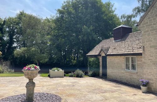 Coberley Casa | Nethercote Cottage, Kingsize bed, Seven Springs Cottages