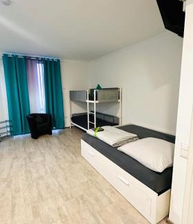 Freiberg am Neckar Apartamento | Neuwertiges Apartment mit schnellem WLAN, Netflix, Glasfaser, Kostenlose Privatparkplatz auch für Transporter geeignet R25