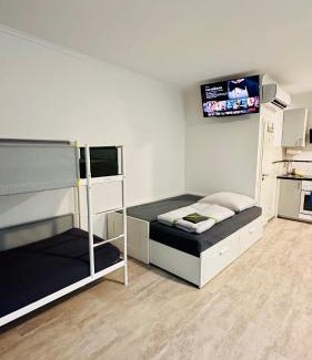 Freiberg am Neckar Apartamento | Neuwertiges Apartment mit schnellem WLAN, Netflix, Glasfaser, Kostenlose Privatparkplatz auch für Transporter geeignet R25