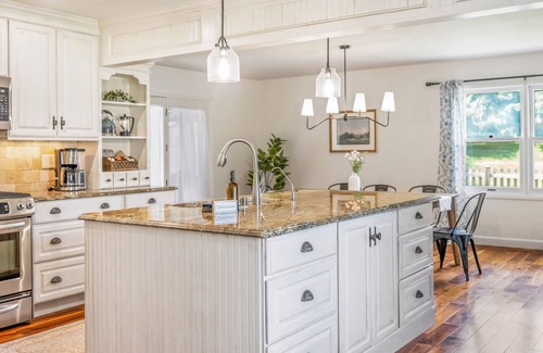 Lake Geneva Casa | NEW! 15 minute Walk to Downtown! Games, 3 King Rooms