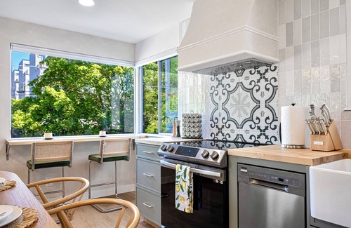 Ballard Apartamento | NEW 2BD Trendy Suite with Free Parking and AC