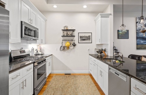 Jeffries Point Condominio | New 2BR|2BA Condo in Jefferies Point with Backyard