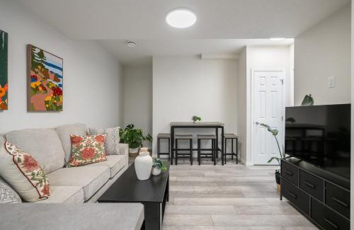 Southeast Calgary Casa | NEW! 2BR Stylish & Private Suite SE! Near Amazing Shopping & Parks! FREE Banff Pass, Netflix, Parking!