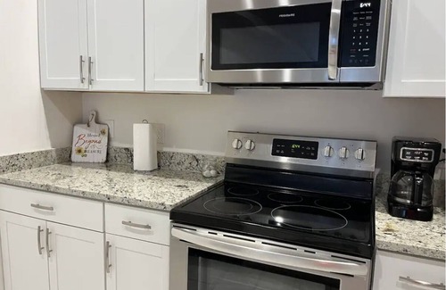 Cape Coral Casa | NEW 3 Bed 2 Bath with Full Size Kitchen Vacation Home - Free Wifi and Parking