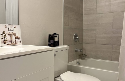 Cape Coral Casa | NEW 3 Bed 2 Bath with Full Size Kitchen Vacation Home - Free Wifi and Parking
