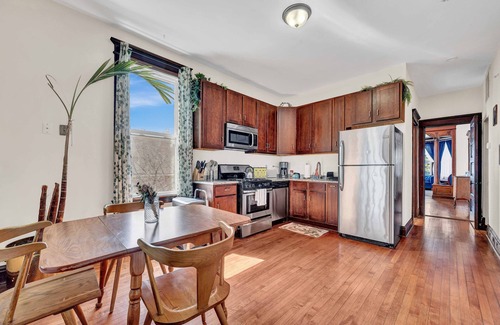 Berwyn Condominio | NEW! 3 Bed Vintage Condo in Chicagolands Trendy Berwyn by AllSet Turnover