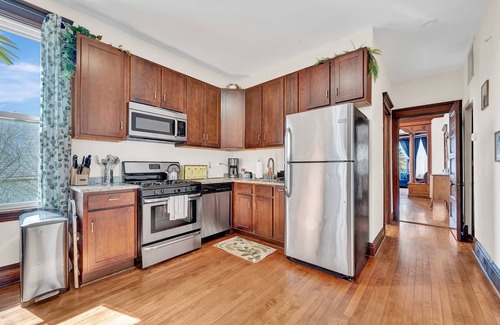 Berwyn Condominio | NEW! 3 Bed Vintage Condo in Chicagolands Trendy Berwyn by AllSet Turnover
