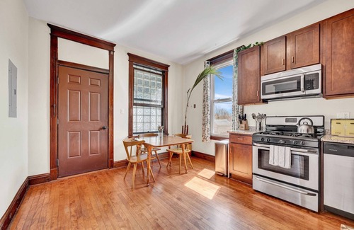 Berwyn Condominio | NEW! 3 Bed Vintage Condo in Chicagolands Trendy Berwyn by AllSet Turnover