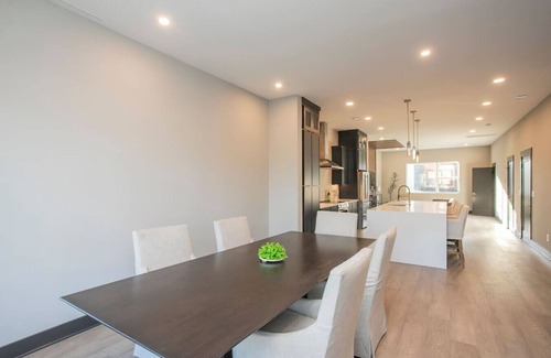 Madison Casa | New 3 Story Home Near Broadway