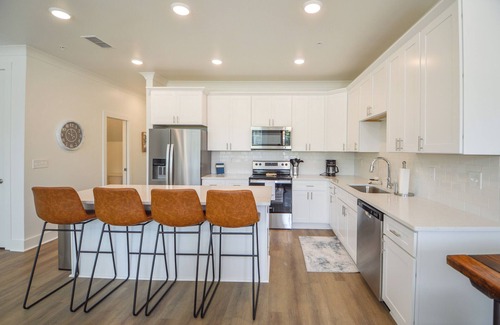 Starkville Condominio | New 3BR/3.5BA condo 1.2 miles from MSU and 1.9 miles from the Cotton District!