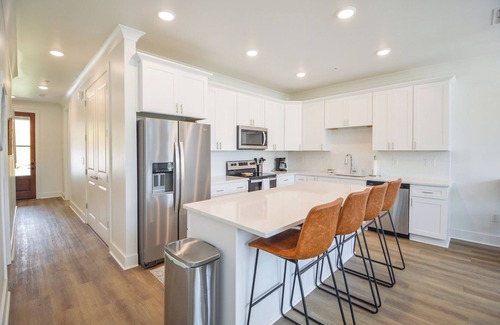Starkville Condominio | New 3BR/3.5BA condo 1.2 miles from MSU and 1.9 miles from the Cotton District!