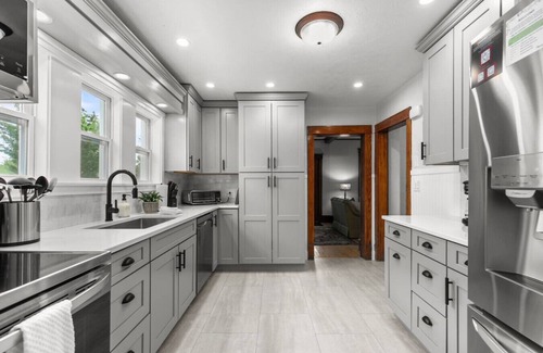 Appleton Casa | New! 3BR Sleeps 9! 4 min to Downtown Appleton