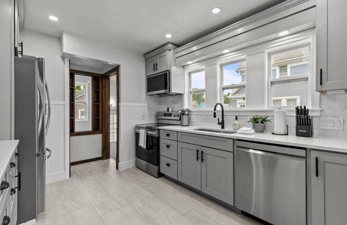 Appleton Casa | New! 3BR Sleeps 9! 4 min to Downtown Appleton