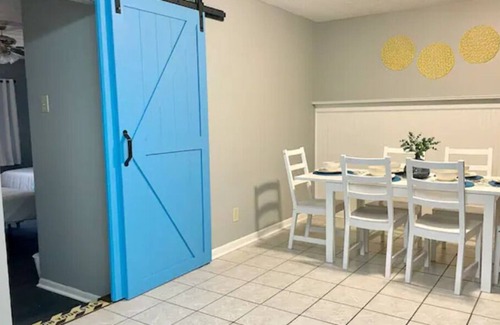 Acton Casa | *New* 4 Bedrooms, 10 min to Downtown, Sleeps 10!