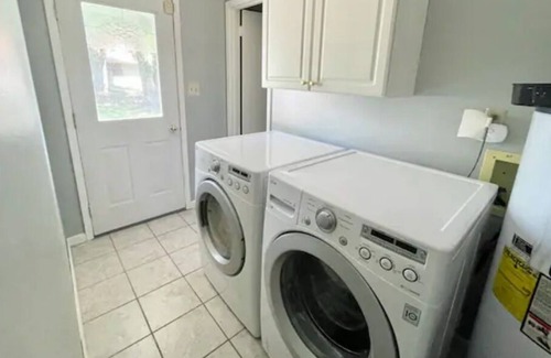 Acton Casa | *New* 4 Bedrooms, 10 min to Downtown, Sleeps 10!
