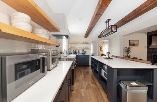 Charlotte Casa | New! -4500 sqft Luxurious/Upscale Mountain style in South CLT-2 Master- 5 Kings!