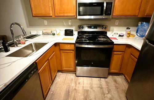 Burns Park Apartamento | * NEW * 4BR Retreat | Heart of Campus w/ Parking
