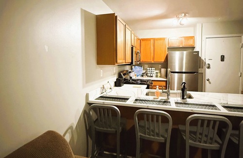 Burns Park Apartamento | * NEW * 4BR Retreat | Heart of Campus w/ Parking