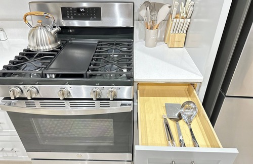Visalia Casa | New! 4BR Vacation Home, Tub, BBQ, EV, close to Sequoia