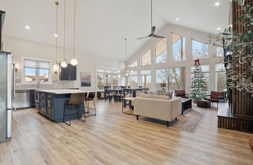 Apple River Casa | New 5-bedroom house at Apple Canyon Lake. 30 minutes from downtown Galena!