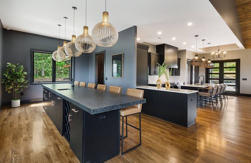 Tuxedo Casa | New 5-bedroom modern mountaintop home next to apple orchard near Hendersonville,