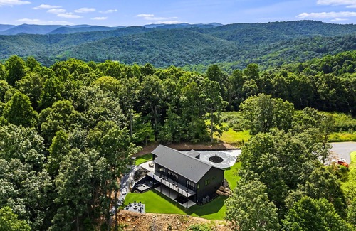 Tuxedo Casa | New 5-bedroom modern mountaintop home next to apple orchard near Hendersonville,