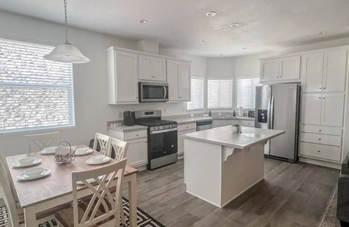 Sunridge Estates Casa | New! 5 Min to Casinos/River/Lake Mohave - Sleeps 8