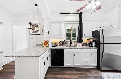 Bryn Mawr Casa | ✪ NEW 5 Star: King,Parking,AC,Train,Uni+Hospital ✪