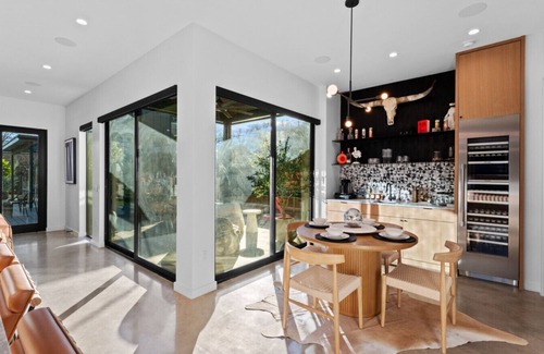 Zilker Casa | New! 6 BR, 4.5B, Pool, Hot Tub, Cold Plunges, Outdoor Sauna, Bar, 9 TVs, Arcade