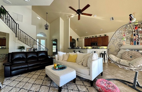 Fort Myers Casa | New! Amazing 4Br Oasis, Heated Pool/Spa, Gym, PickleBall - 5 Min to Downtown!