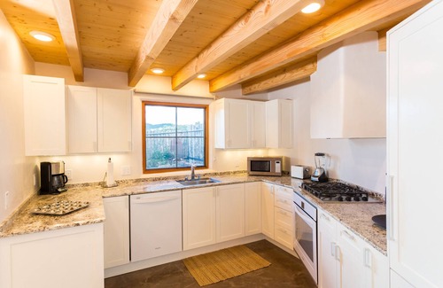 Historic Eastside Casa | Nuevo y moderno; Distrito histórico casa con vista de esquí Mtn y ahora aire acondicionado
