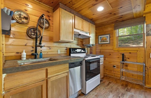 Campton Cabina | New, Artisan Style, Cozy, Secluded, 2-BR, Sauna, Hot Tub, Wi-Fi