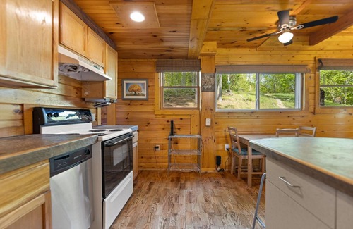 Campton Cabina | New, Artisan Style, Cozy, Secluded, 2-BR, Sauna, Hot Tub, Wi-Fi