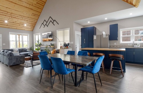 Davis Casa | New Barrel Sauna HotTub 5Kings Arcades AirHockey