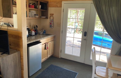 Payson Cabina | New bathroom!Private porch swing, picnic table, plus indoor Jacuzzi & Fireplace.