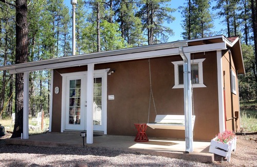 Payson Cabina | New bathroom!Private porch swing, picnic table, plus indoor Jacuzzi & Fireplace.