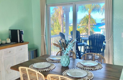 Alice Town Condominio | New! Beautiful "Bahamas Sunset" Ocean View! Walk to Pool/Casino! Private Beach