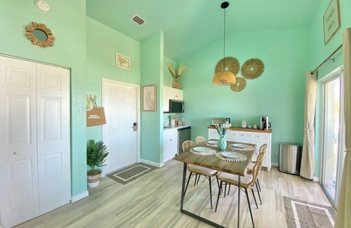 Alice Town Condominio | New! Beautiful "Bahamas Sunset" Ocean View! Walk to Pool/Casino! Private Beach