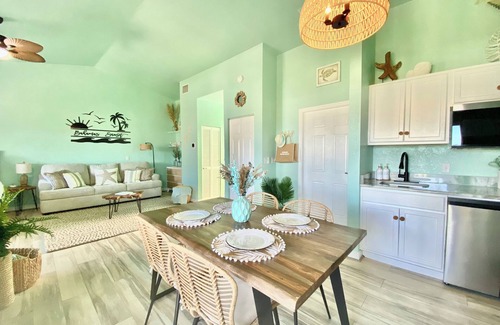 Alice Town Condominio | New! Beautiful "Bahamas Sunset" Ocean View! Walk to Pool/Casino! Private Beach