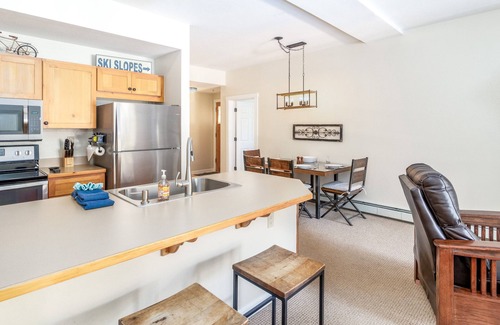 Lakeside Village Condominio | NEW. Beautiful Condo. Quiet Location. Hot Tub.